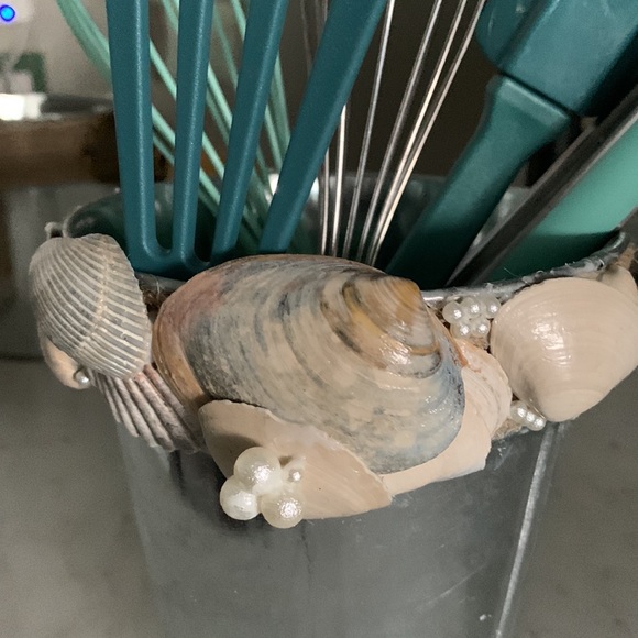 Shell decorative Ice Bin, Utensil Holder, Bathroom Hairbrush Holder and more - Picture 8 of 10